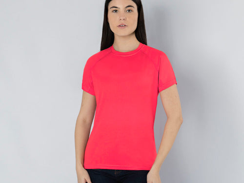 Short sleeve technical raglan t-shirt, with a feminine fit, made of 100% polyester waffle interlock fabric, incorporates Cool Dry technology, which promotes breathability and quick drying - Cocker Personalised